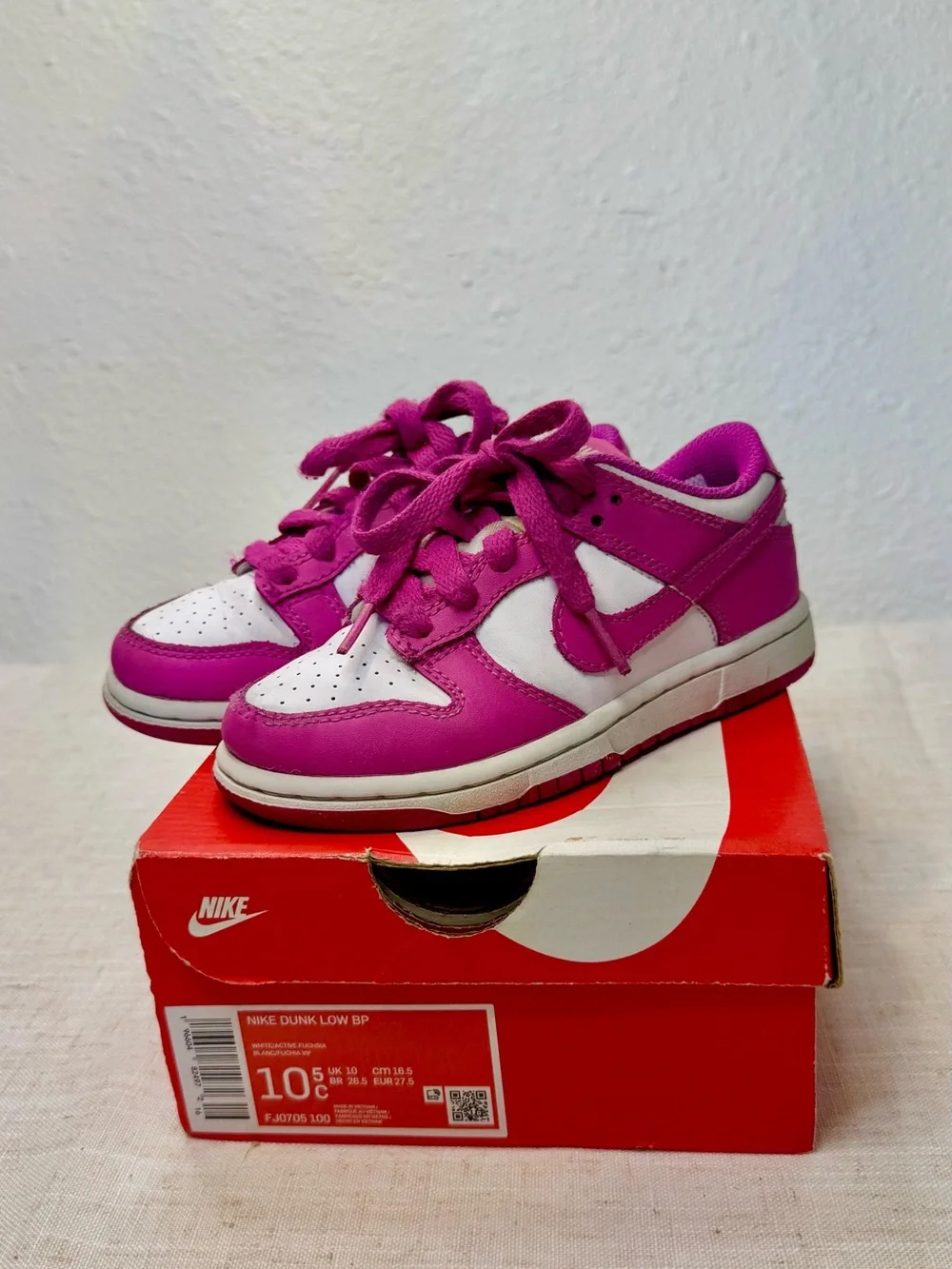 Nike Kids Low-Top Sneakers in Bright Magenta and White
